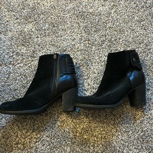 Clark’s size 8 black heeled ankle boot